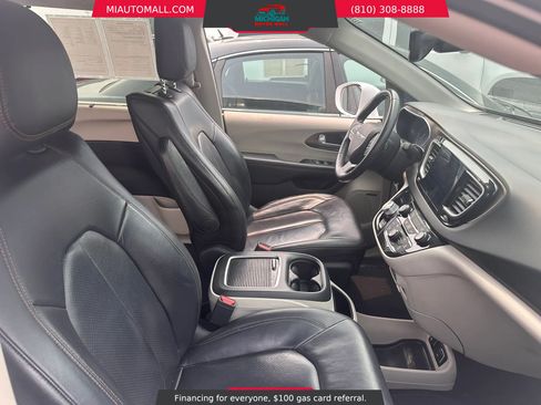 Used 2017 Chrysler Pacifica Touring-L Plus FWD image 11