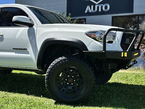 Used 2020 Toyota Tacoma TRD Off-Road w/ Technology Package AWD/4WD image 4