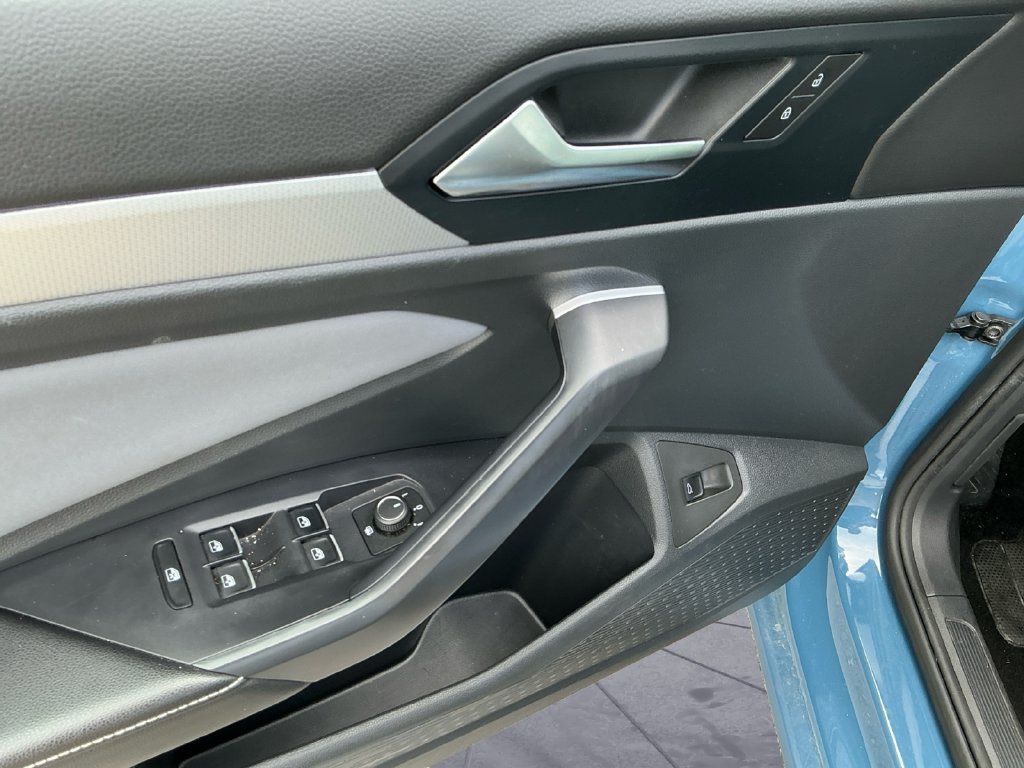 Used 2025 Volkswagen Jetta SE FWD image 23