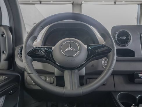 Used 2025 Mercedes-Benz Sprinter 2500 image 9