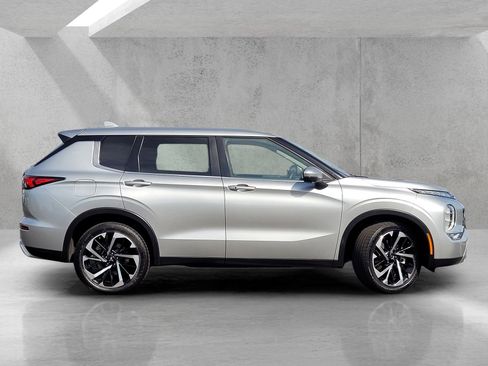 Used 2024 Mitsubishi Outlander SE image 3