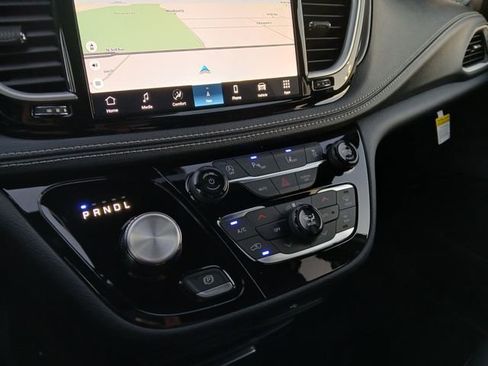 New 2026 Chrysler Pacifica Select AWD/4WD image 25
