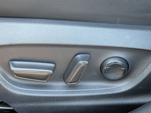 Used 2021 Toyota Prius XLE image 16