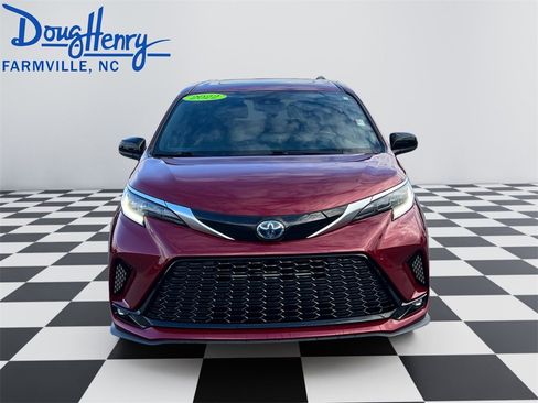 Used 2022 Toyota Sienna XSE image 8