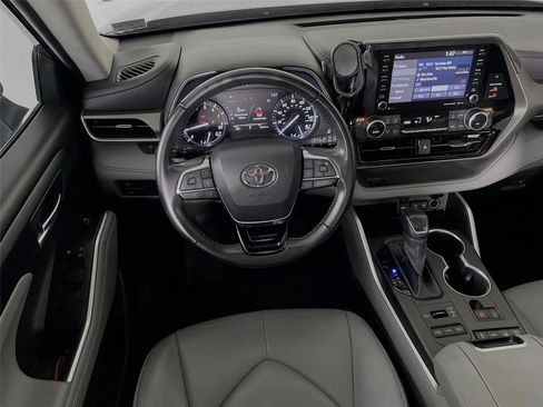 Used 2021 Toyota Highlander XLE image 26