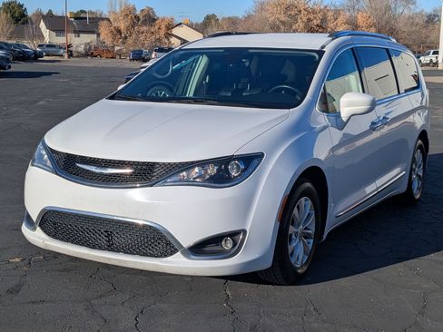 Used 2018 Chrysler Pacifica Touring-L Plus image 10