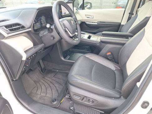 Used 2025 Toyota Sienna Platinum AWD/4WD image 14