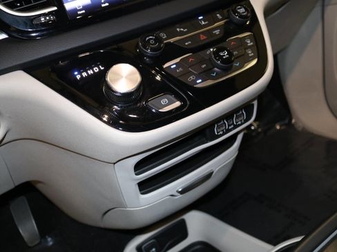 Used 2023 Chrysler Pacifica Touring-L image 81