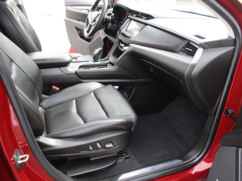 Used 2017 Cadillac XT5 Luxury w/ Driver Awareness Package image 16