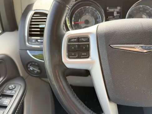 Used 2015 Chrysler Town & Country Touring w/ Driver Convenience Group FWD image 16