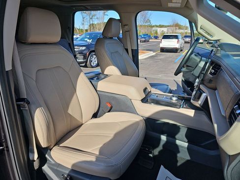 Used 2024 Ford Expedition Limited image 12