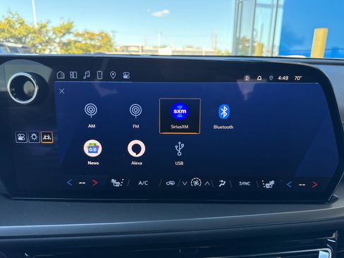 Used 2025 Chevrolet Traverse LT image 25