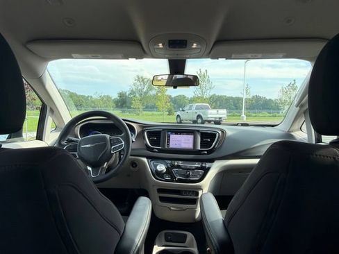 Used 2022 Chrysler Voyager LX FWD image 18