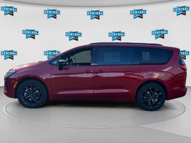 New 2027 Chrysler Pacifica Select AWD/4WD image 2