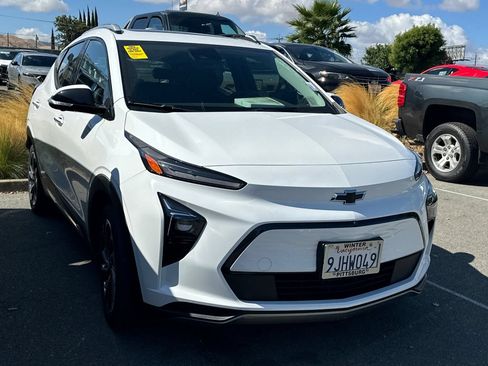 Used 2023 Chevrolet Bolt EUV Premier w/ Sun & Sound Package FWD image 2