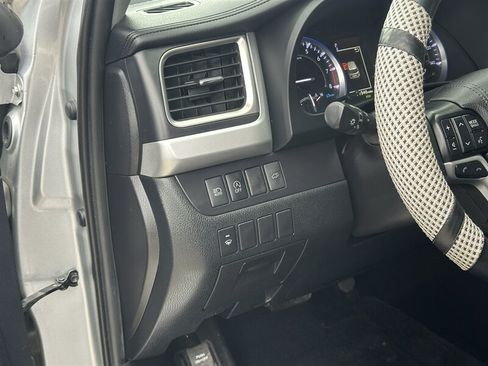 Used 2019 Toyota Highlander XLE AWD/4WD image 56