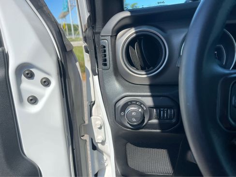 Used 2022 Jeep Gladiator Sport AWD/4WD image 14
