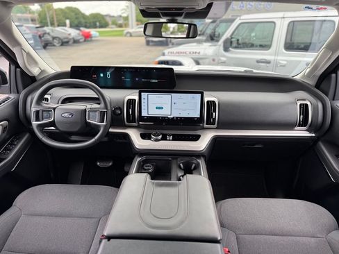 Used 2025 Ford Expedition Active AWD/4WD image 2