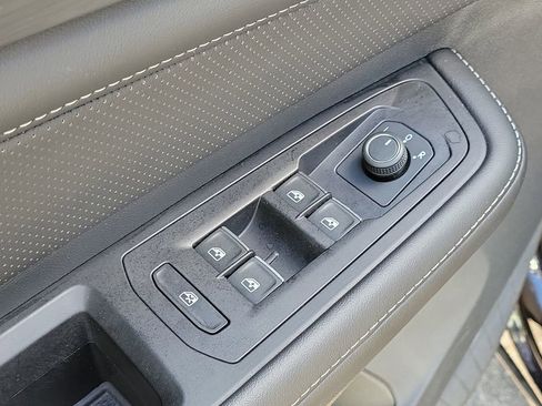 Used 2025 Volkswagen Atlas Cross Sport SE image 19