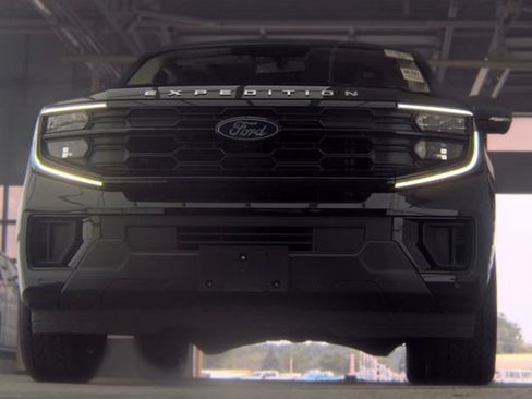 Used 2025 Ford Expedition Active AWD/4WD image 14
