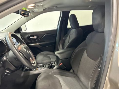 Used 2021 Jeep Cherokee Latitude FWD image 16