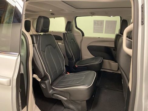 Used 2024 Chrysler Pacifica Limited image 30