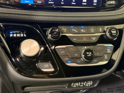 Used 2024 Chrysler Pacifica Touring-L w/ Uconnect Theater Family Group image 22