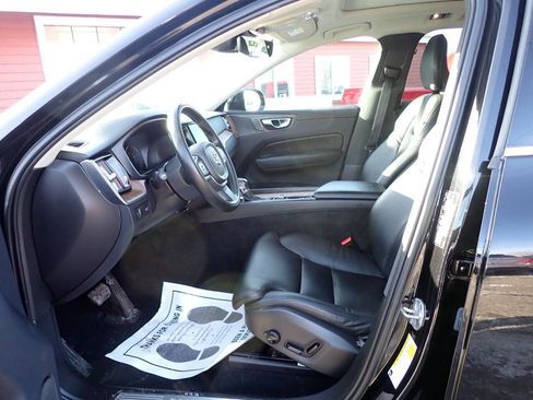 Used 2019 Volvo XC60 T5 Momentum w/ Multimedia Package image 8