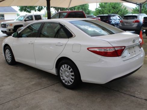 Used 2015 Toyota Camry LE image 5