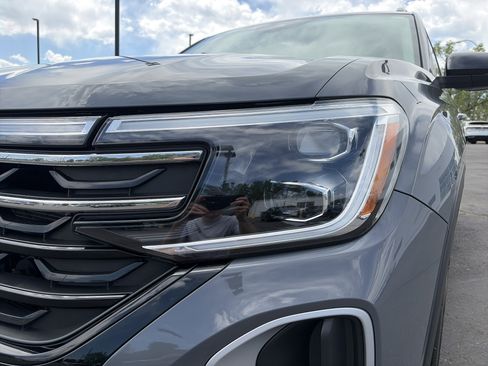 Used 2024 Volkswagen Atlas Peak Edition SE AWD/4WD image 4