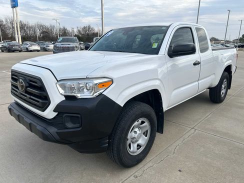 Used 2019 Toyota Tacoma SR image 3