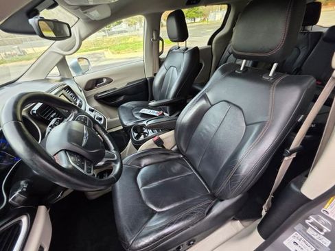 Used 2017 Chrysler Pacifica Touring-L image 14