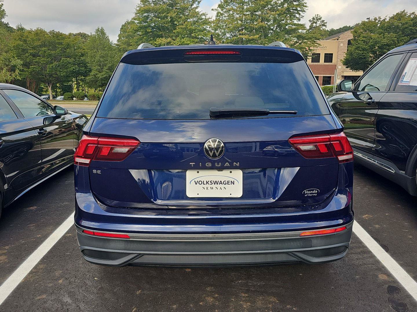 Used 2023 Volkswagen Tiguan SE w/ Panoramic Sunroof Package FWD image 4