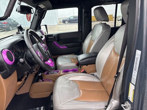 Used 2017 Jeep Wrangler Unlimited Sahara w/ Dual Top Group image 27