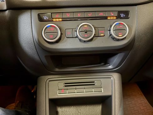 Used 2014 Volkswagen Tiguan S image 36