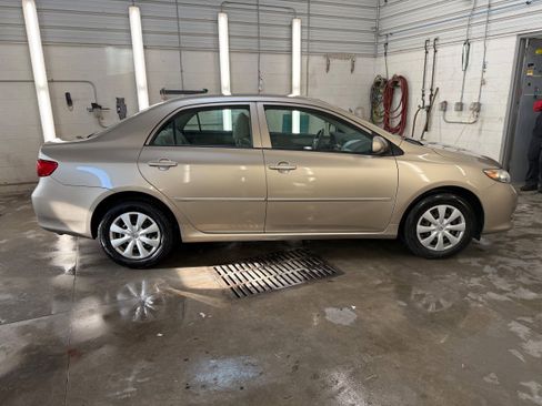 Used 2010 Toyota Corolla LE image 3