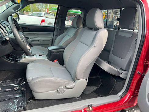 Used 2013 Toyota Tacoma 4x4 Access Cab V6 w/ TRD Sport Pkg image 13
