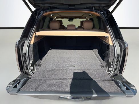 Used 2025 Land Rover Range Rover SE image 12