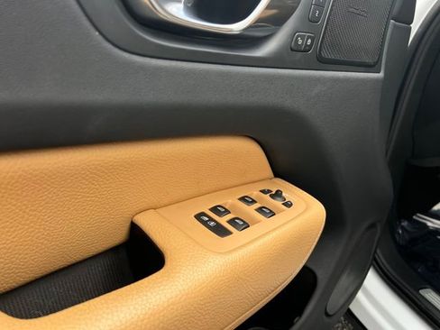 Used 2019 Volvo XC60 T5 Momentum w/ Multimedia Package image 11