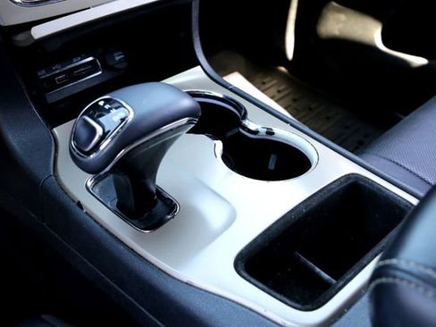 Used 2015 Jeep Grand Cherokee Limited w/ Luxury Group II image 19