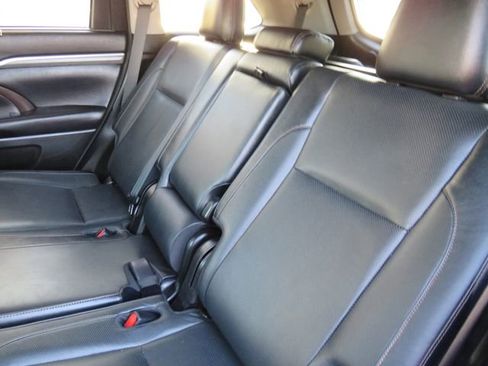 Used 2018 Toyota Highlander Limited image 19