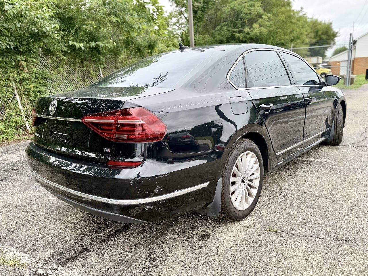 Used 2017 Volkswagen Passat 1.8T SE w/ SE Lighting Package FWD image 3