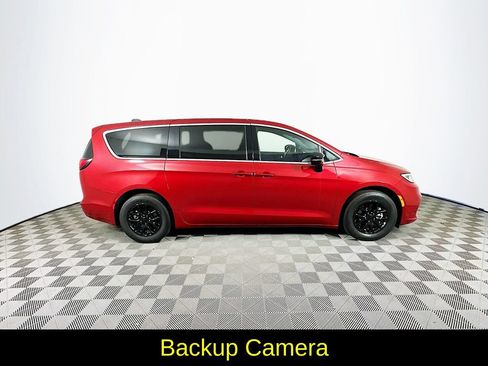 Used 2025 Chrysler Pacifica Select FWD image 11