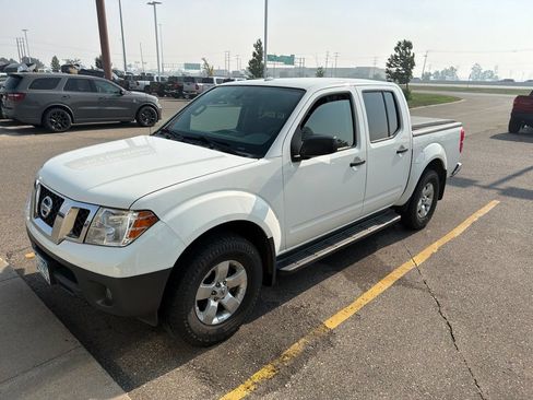 Used 2015 Nissan Frontier SV w/ SV Value Truck Package AWD/4WD image 9