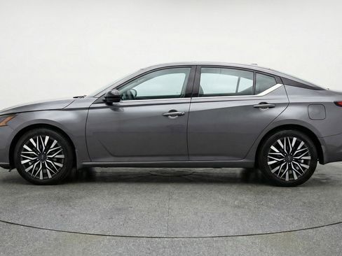 Used 2025 Nissan Altima 2.5 SV FWD image 5