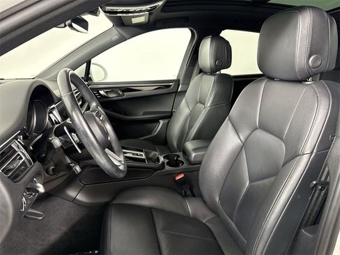 Certified 2023 Porsche Macan Turbo image 5