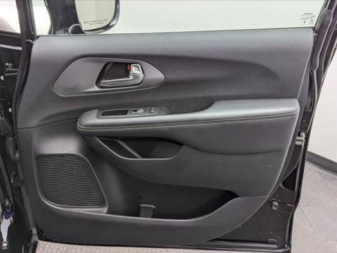 Used 2025 Chrysler Pacifica Select image 22