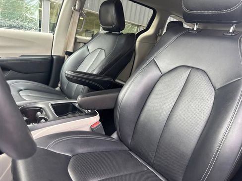 Used 2024 Chrysler Pacifica Touring-L FWD image 9