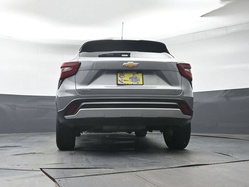 Used 2025 Chevrolet Trax LT FWD image 25