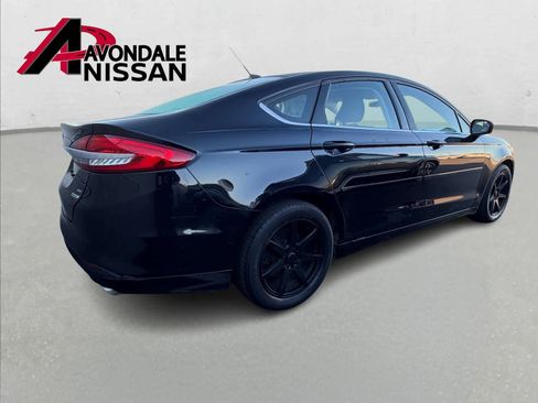 Used 2017 Ford Fusion SE w/ Fusion SE Technology Package image 4